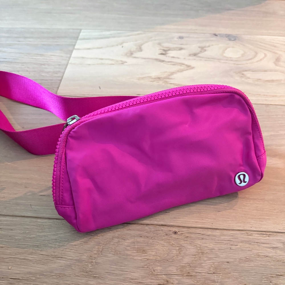 lululemon Everywhere Belt Bag - SONIC PINK